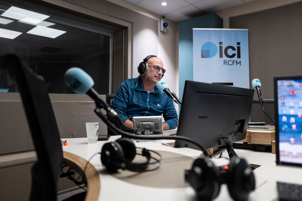 Anto Fils de Pop dans les locaux de Bleu RCFM